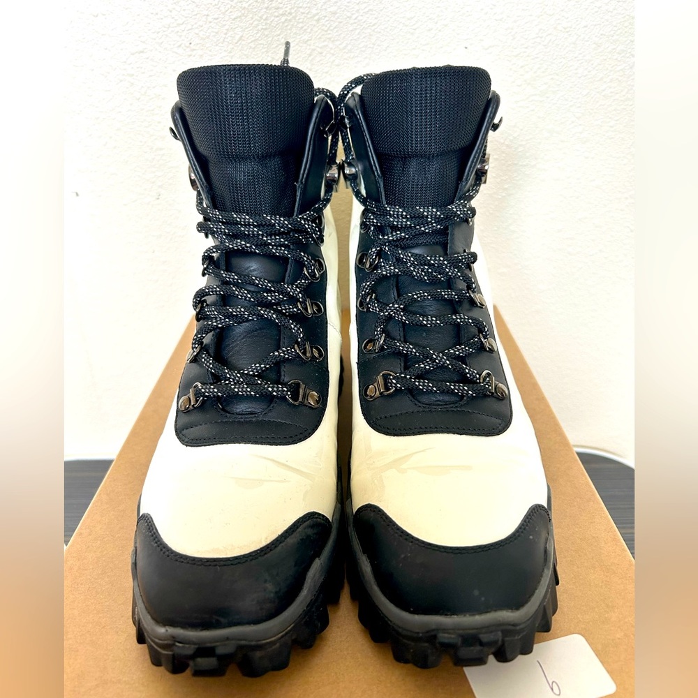 MONCLER HELIS WMNS BOOT SIZE 8